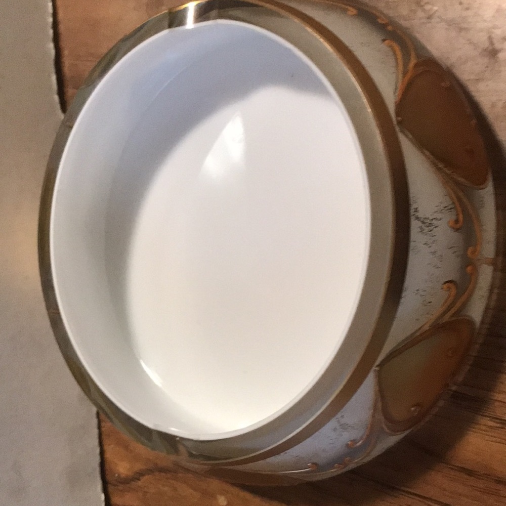 Beautiful vintage heavy weight milk glass , frosted glass n gold painted - Picture 2 of 8